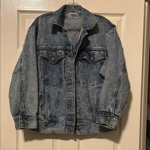 Weathered Blues Vgt acid Jean jacket. 80’s-90’s. Small but oversized.